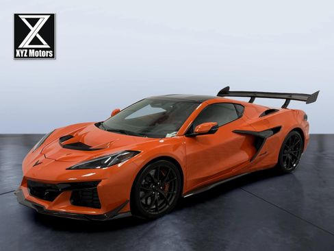 Used 2025 Chevrolet Corvette ZR1 w/ ZR1 Carbon Fiber Aero Package RWD image 2