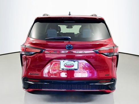 Used 2025 Toyota Sienna XSE w/ XSE Plus Package image 6