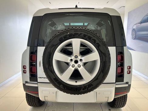 New 2024 Land Rover Defender 110 S image 3