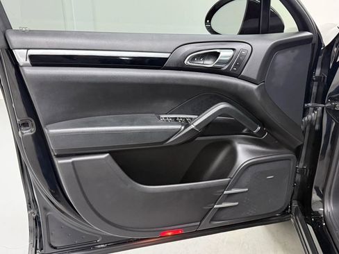 Used 2018 Porsche Cayenne Platinum Edition image 22