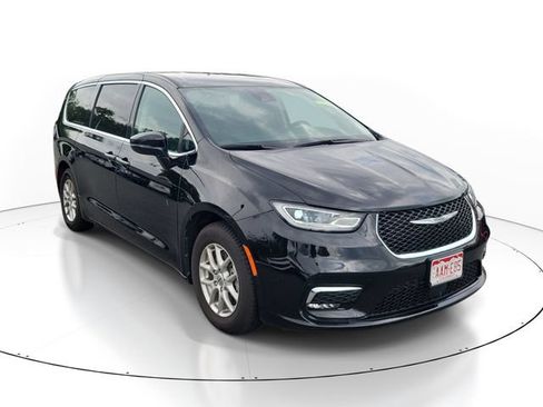 Used 2024 Chrysler Pacifica Touring-L FWD image 3
