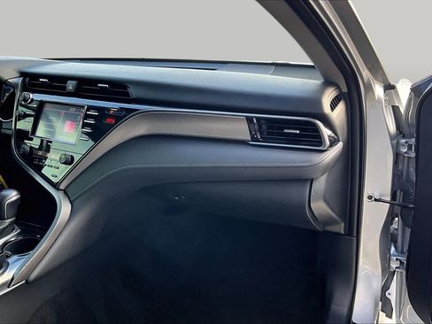 Used 2020 Toyota Camry SE FWD image 17