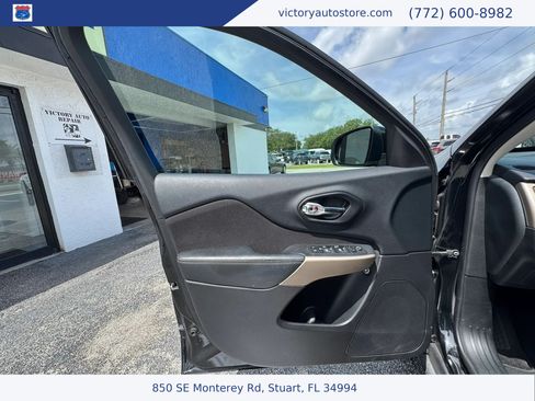 Used 2018 Jeep Cherokee Latitude w/ Altitude Package AWD/4WD image 24