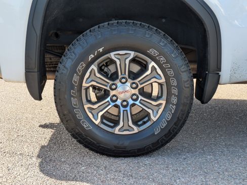 Used 2022 GMC Sierra 1500 SLE w/ X31 Off-Road Package image 9