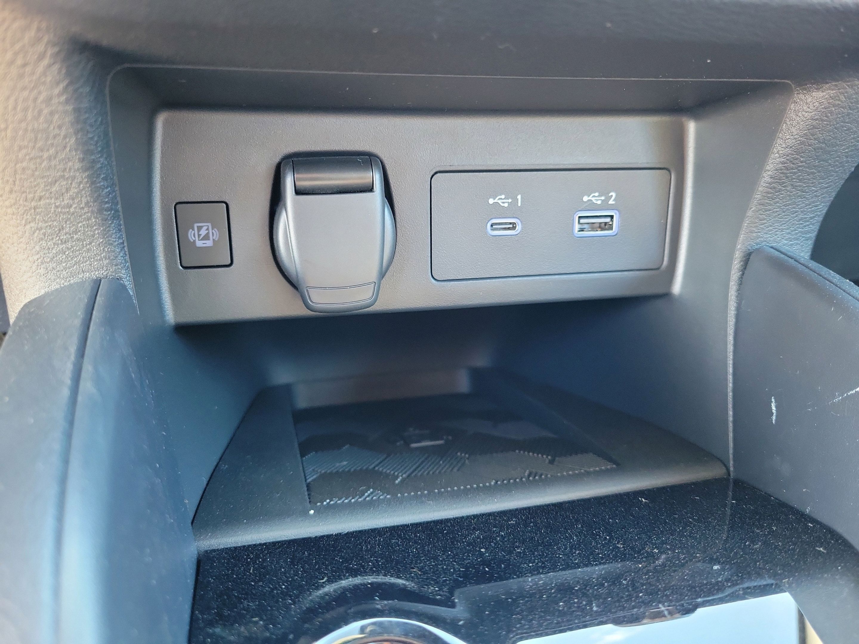 New 2025 Nissan Versa SR w/ Trunk Package FWD image 27