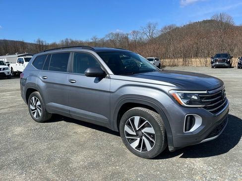 Used 2025 Volkswagen Atlas SE image 2