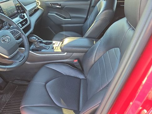 Used 2022 Toyota Highlander XLE image 8