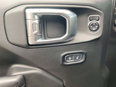 Used 2024 Jeep Wrangler Unlimited w/ Convenience Group AWD/4WD image 19