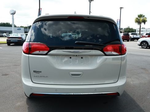 Used 2017 Chrysler Pacifica Touring-L w/ Tire & Wheel Group FWD image 7