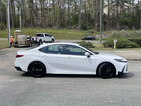 Used 2025 Toyota Camry SE FWD image 2
