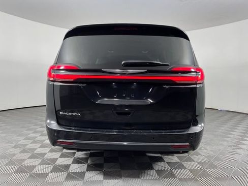 Used 2024 Chrysler Pacifica Touring-L FWD image 10