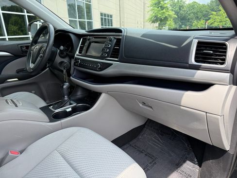 Used 2016 Toyota Highlander LE FWD image 24