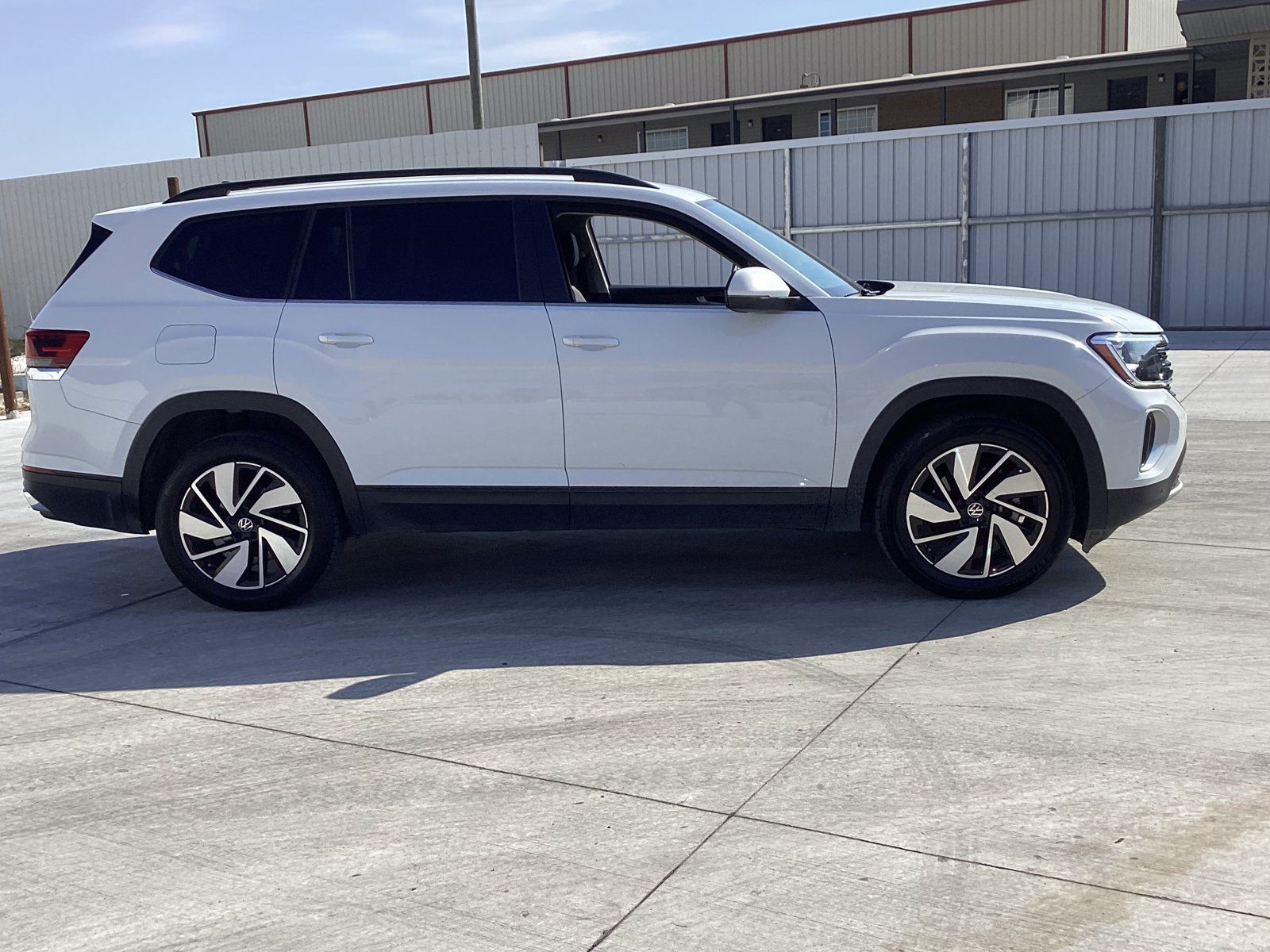 Used 2024 Volkswagen Atlas SE AWD/4WD image 4
