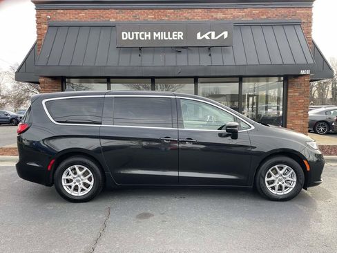 Used 2023 Chrysler Pacifica Touring-L image 8