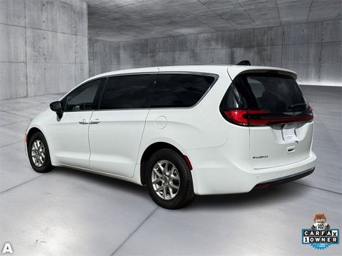 Certified 2025 Chrysler Pacifica Select image 4