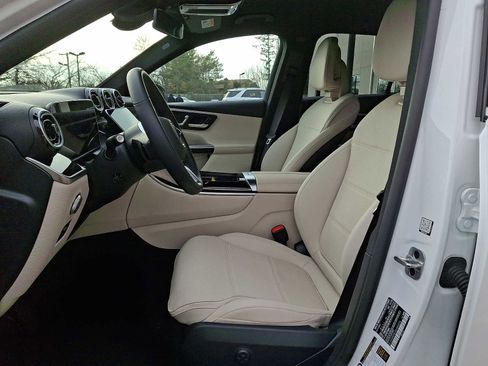 Used 2025 Mercedes-Benz GLC 300 4MATIC image 10