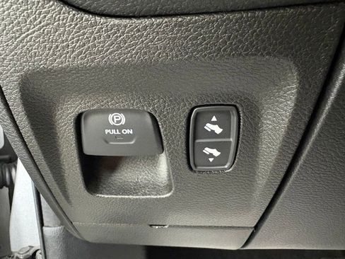 Used 2019 RAM 1500 Laramie AWD/4WD image 17