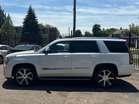 Used 2017 Cadillac Escalade Luxury AWD/4WD image 4