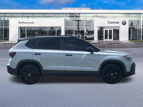 Used 2025 Volkswagen Taos SE w/ Taos MDO Package FWD image 4