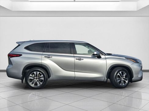 Used 2022 Toyota Highlander XLE image 4