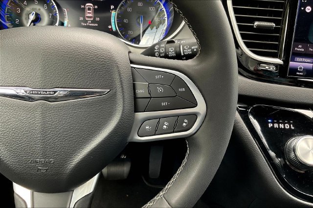 Used 2025 Chrysler Pacifica Select FWD image 14