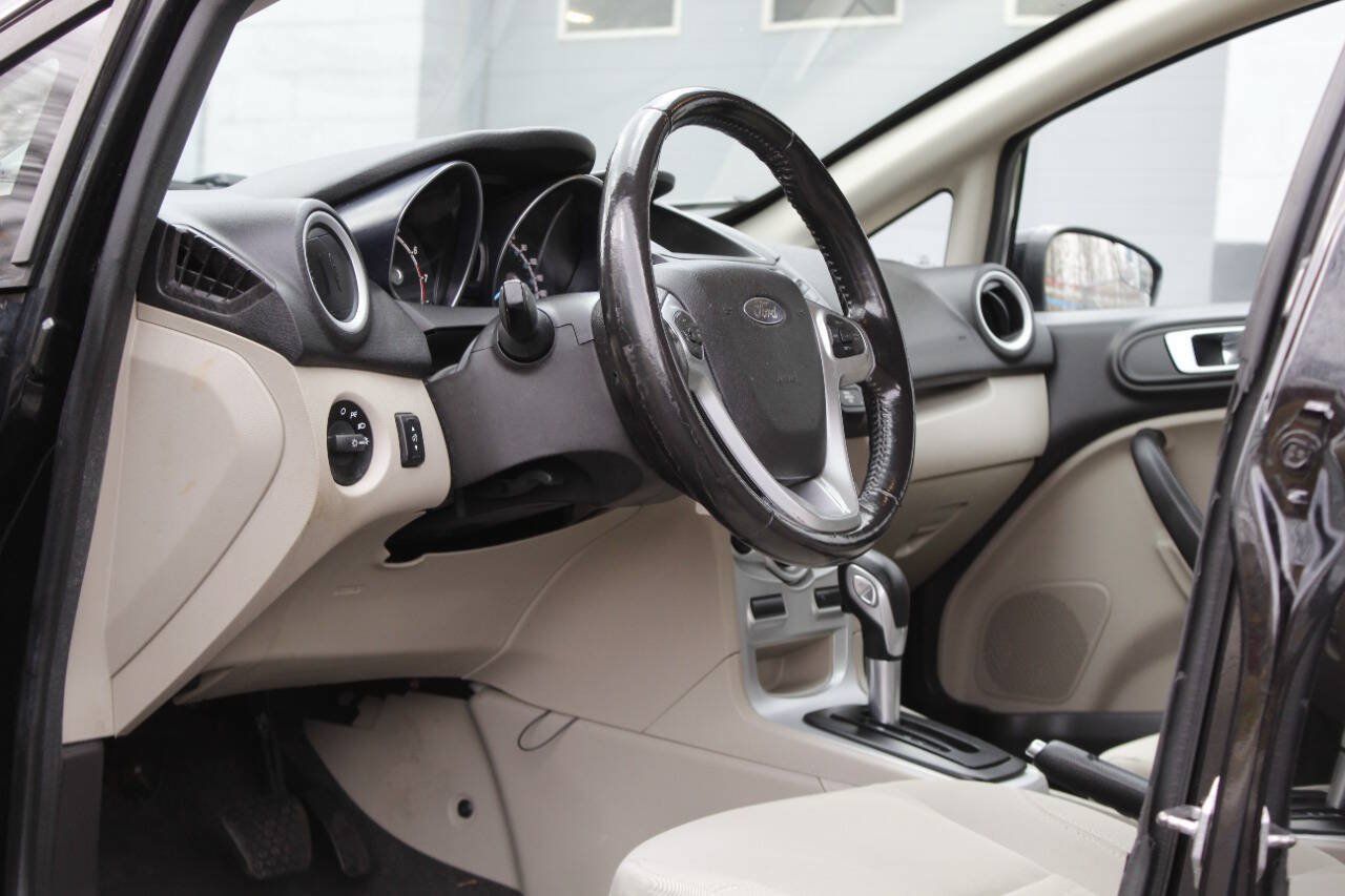 Used 2015 Ford Fiesta SE FWD image 31