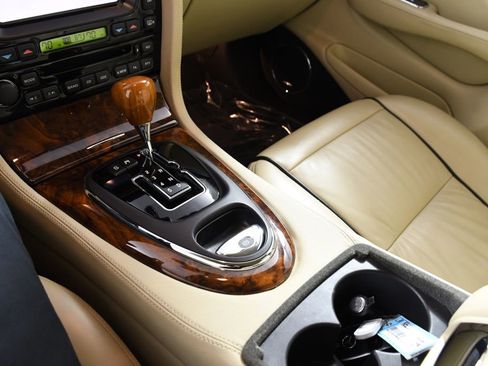 Used 2009 Jaguar XJ8 image 43