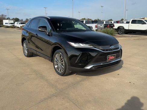 Used 2022 Toyota Venza XLE image 2