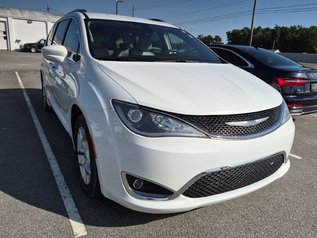 Used 2018 Chrysler Pacifica Touring-L Plus w/ Tire & Wheel Group FWD image 14