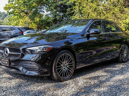 Used 2025 Mercedes-Benz C 300 4MATIC Sedan image 3