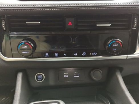 Used 2022 Nissan Rogue SV image 17