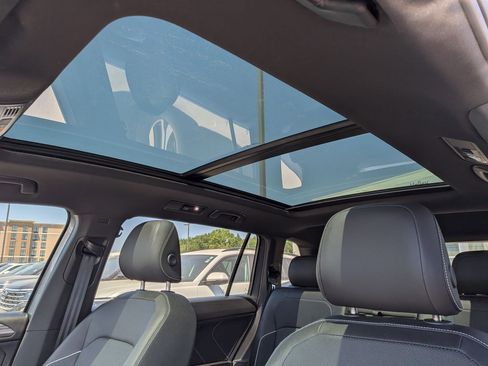 Used 2023 Volkswagen Tiguan SEL R-Line image 17