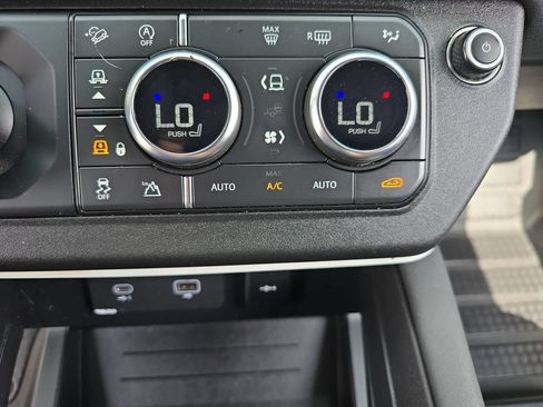 Used 2022 Land Rover Defender 110 SE AWD/4WD image 25