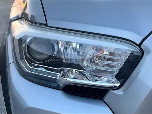 Used 2017 Toyota Tacoma TRD Off-Road image 31