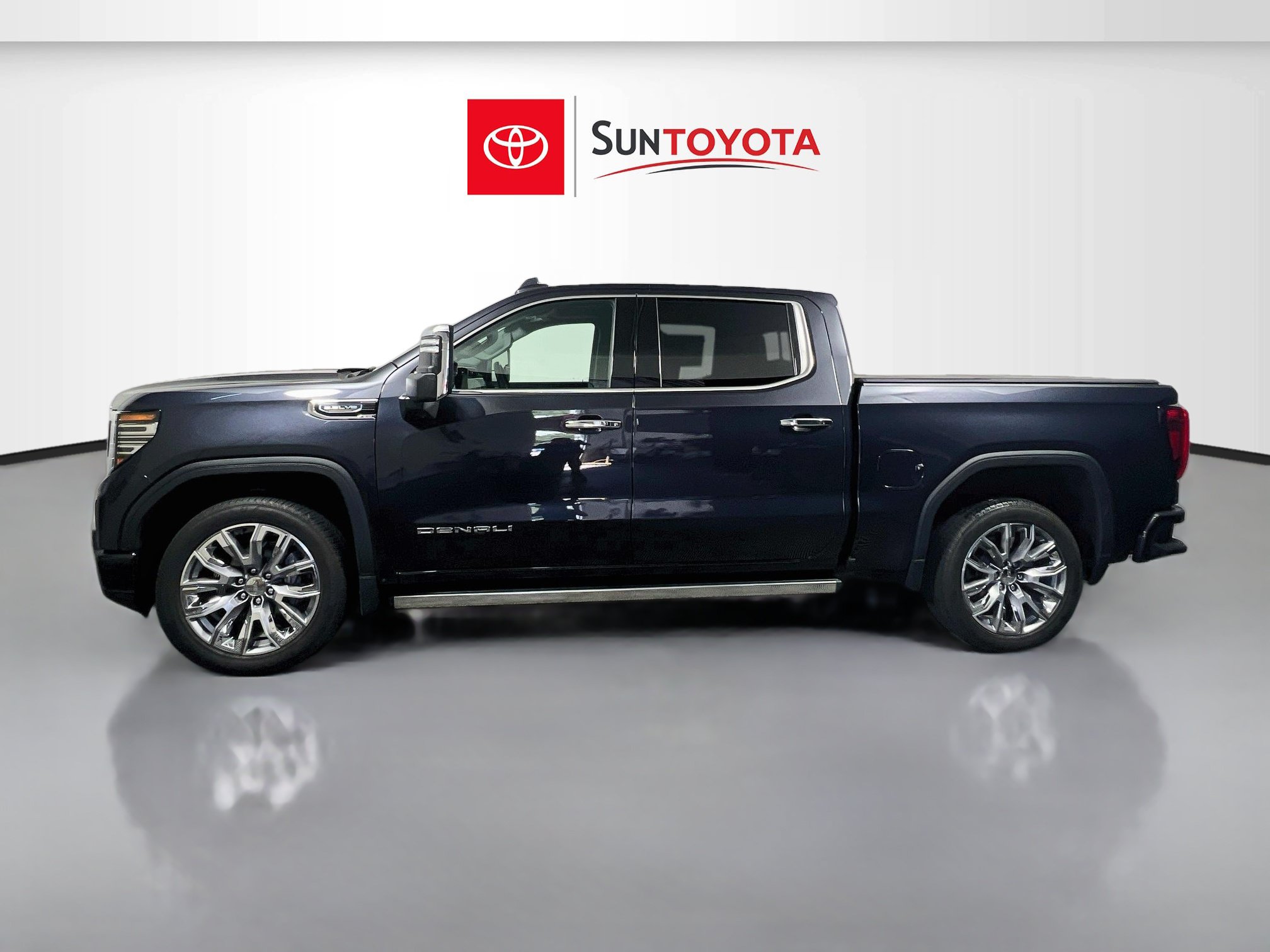 Used 2024 GMC Sierra 1500 Denali w/ Denali Reserve Package AWD/4WD image 7