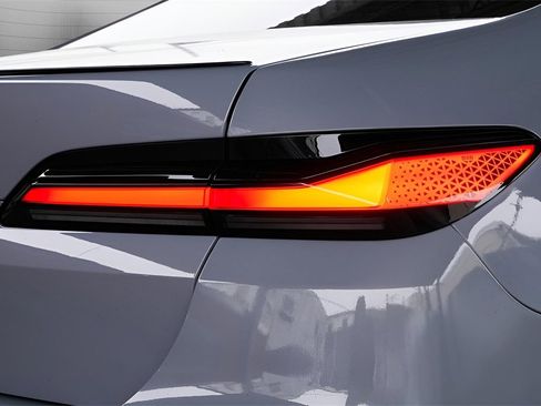 Used 2024 BMW i7 eDrive50 w/ M Sport Package image 18