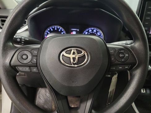 Used 2021 Toyota RAV4 LE AWD/4WD image 18