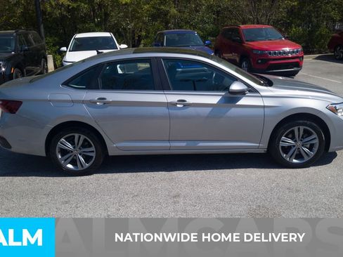 Used 2024 Volkswagen Jetta SE image 4