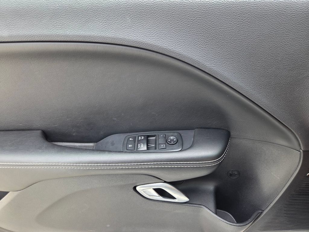 Used 2018 Dodge Challenger SRT RWD image 19