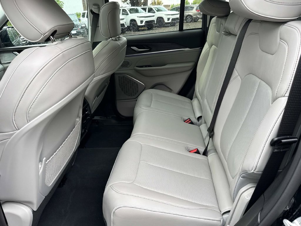 Used 2023 Jeep Grand Cherokee Overland RWD image 17