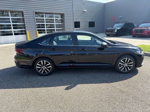 Used 2025 Volkswagen Jetta SE FWD image 4