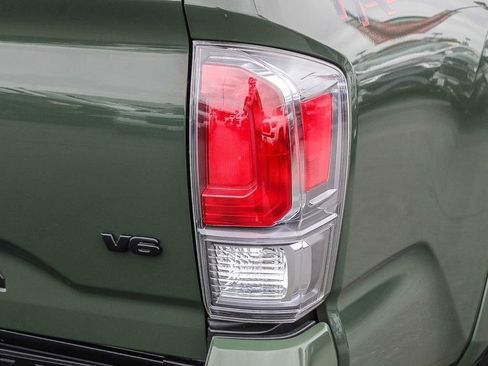 Used 2022 Toyota Tacoma TRD Sport w/ Technology Package RWD image 9