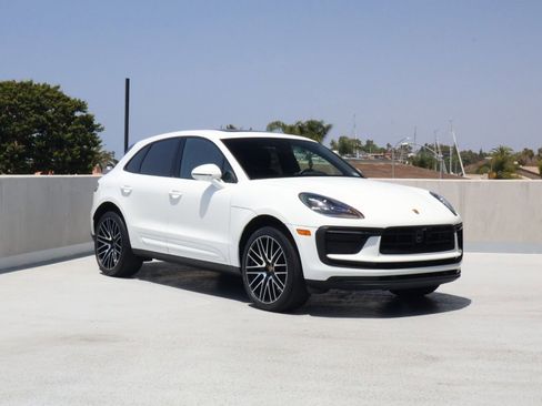 Certified 2025 Porsche Macan AWD/4WD image 7