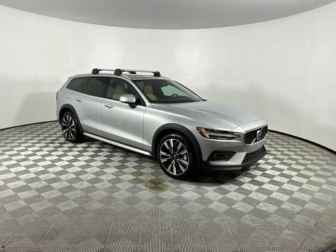 Used 2025 Volvo V60 B5 Cross Country Ultra w/ Protection Package Premier image 6