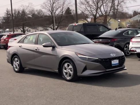Used 2023 Hyundai Elantra SE FWD image 3