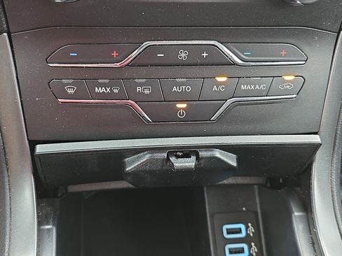 Used 2020 Ford Edge SE FWD image 23