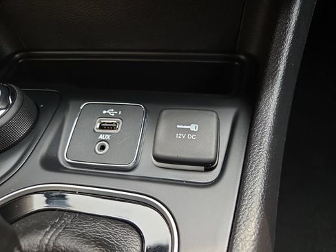 Used 2020 Jeep Cherokee Latitude Plus AWD/4WD image 38