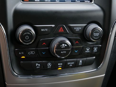 Used 2021 Jeep Grand Cherokee Laredo AWD/4WD image 23