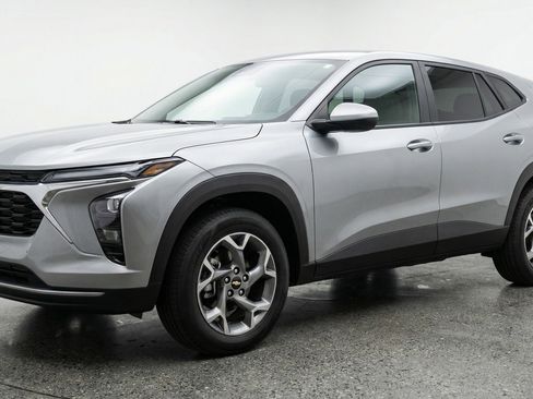 Used 2025 Chevrolet Trax LT image 3