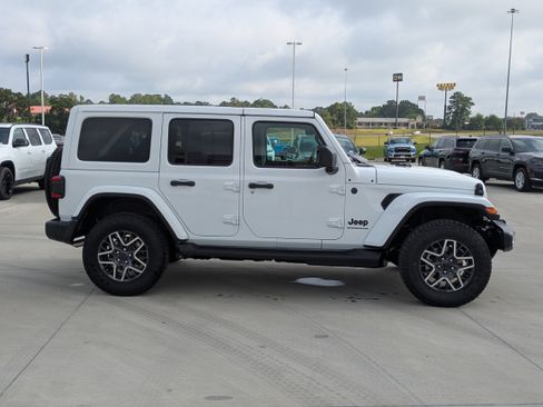 New 2026 Jeep Wrangler Unlimited Sahara AWD/4WD image 6